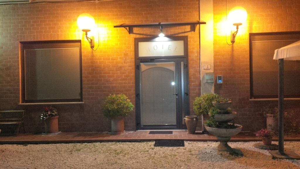 Albergo Ristorante La Greppia Montedivalli Chiesa Esterno foto